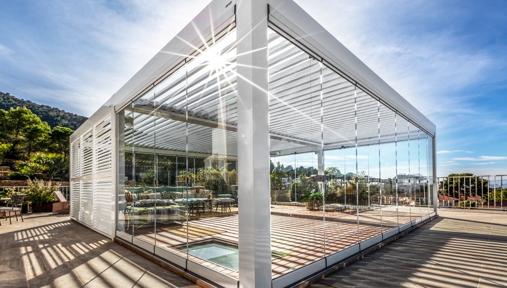 Cerramiento de cristal con pergola bioclimatica Sevilla