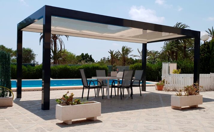 Pérgola de aluminio con panel en Sevilla