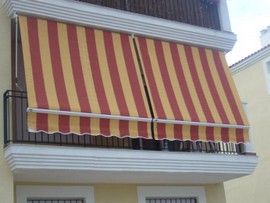 Toldo verticál enrollable para balcón en Sevilla
