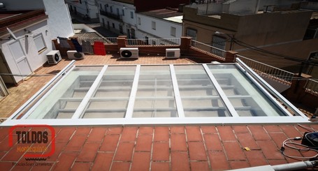 Toldo sobre techo en Sevilla