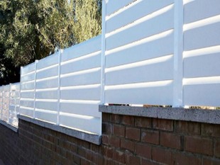 Valla sobre muro color blanca con lamas de aluminio Sevilla