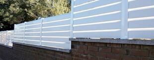 Valla sobre muro color blanca con lamas de aluminio Sevilla