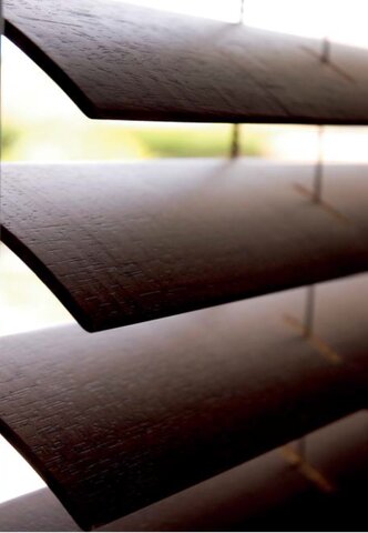 Veneciana de madera con lamas de 50mm Veneciana de madera con lamas de 50mm